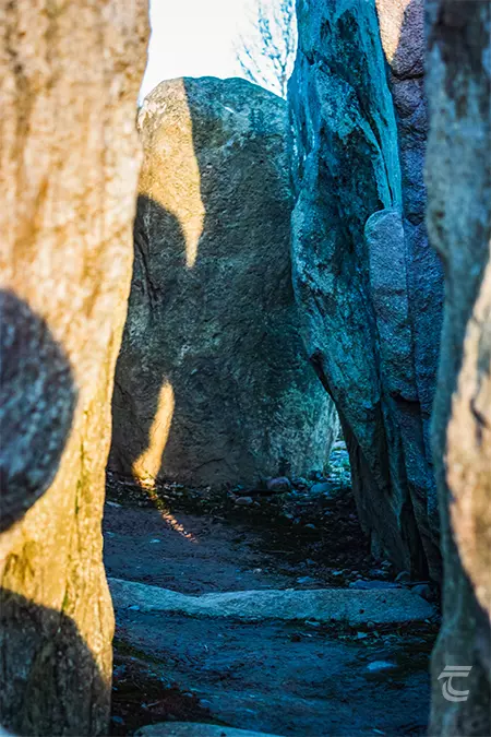 Light and shadow on the passage stones of the tomb